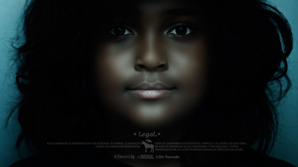 Chico negro joven, con pelo largo con fondo azul.