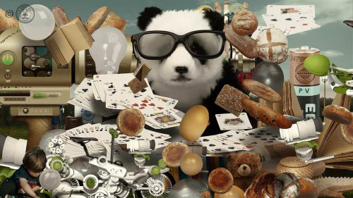 ã‚«ãƒ¼ãƒ‰ã‚„ãã®ä»–ã®ã‚‚ã®ã«å›²ã¾ã‚ŒãŸé»’ã®3 dãƒ¡ã‚¬ãƒã‚’ã‹ã‘ã¦ã„ã‚‹ãƒ‘ãƒ³ãƒ€ã€‚